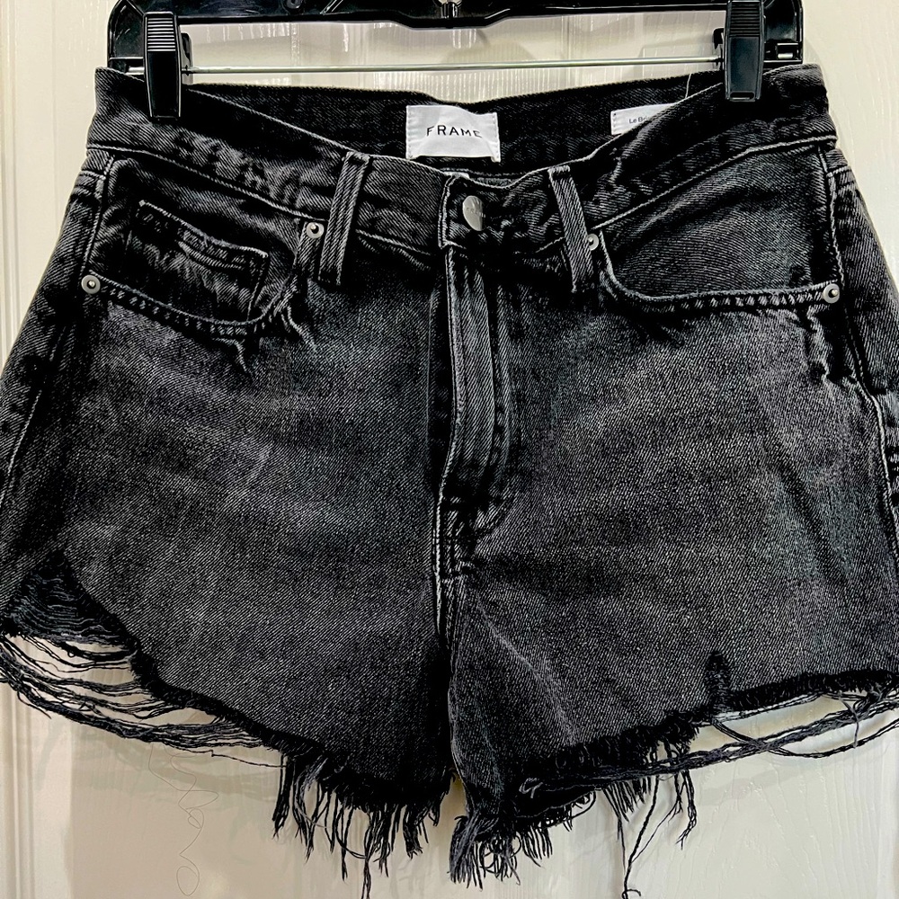 FRAME Le Brigette black distressed short size 27